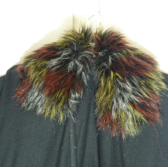 Black cape with fun faux fur collar - Picture 3 of 5